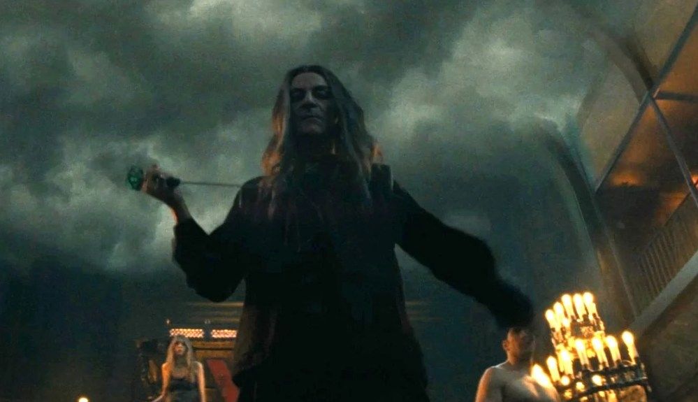 Jason Isaacs se pasa al vampirismo en el tráiler de "Vampire Carnival"
