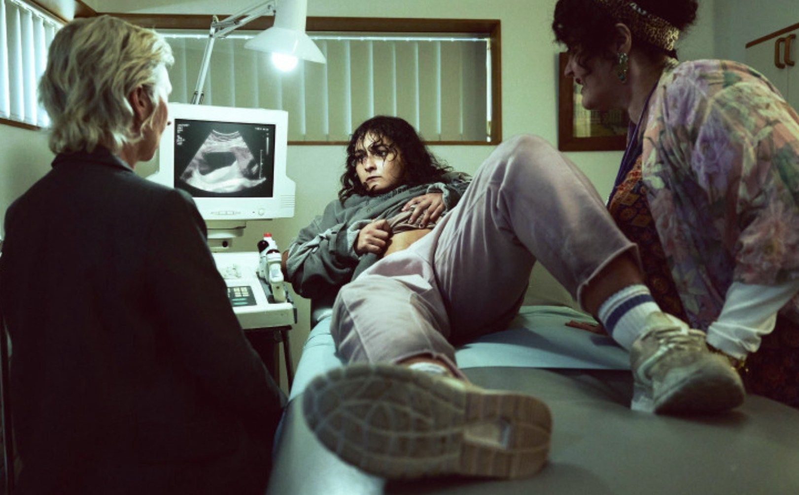 Una mujer se queda embarazada de un extraterrestre en el tráiler de la disparatada "Mum, I´m Alien Pregnant"