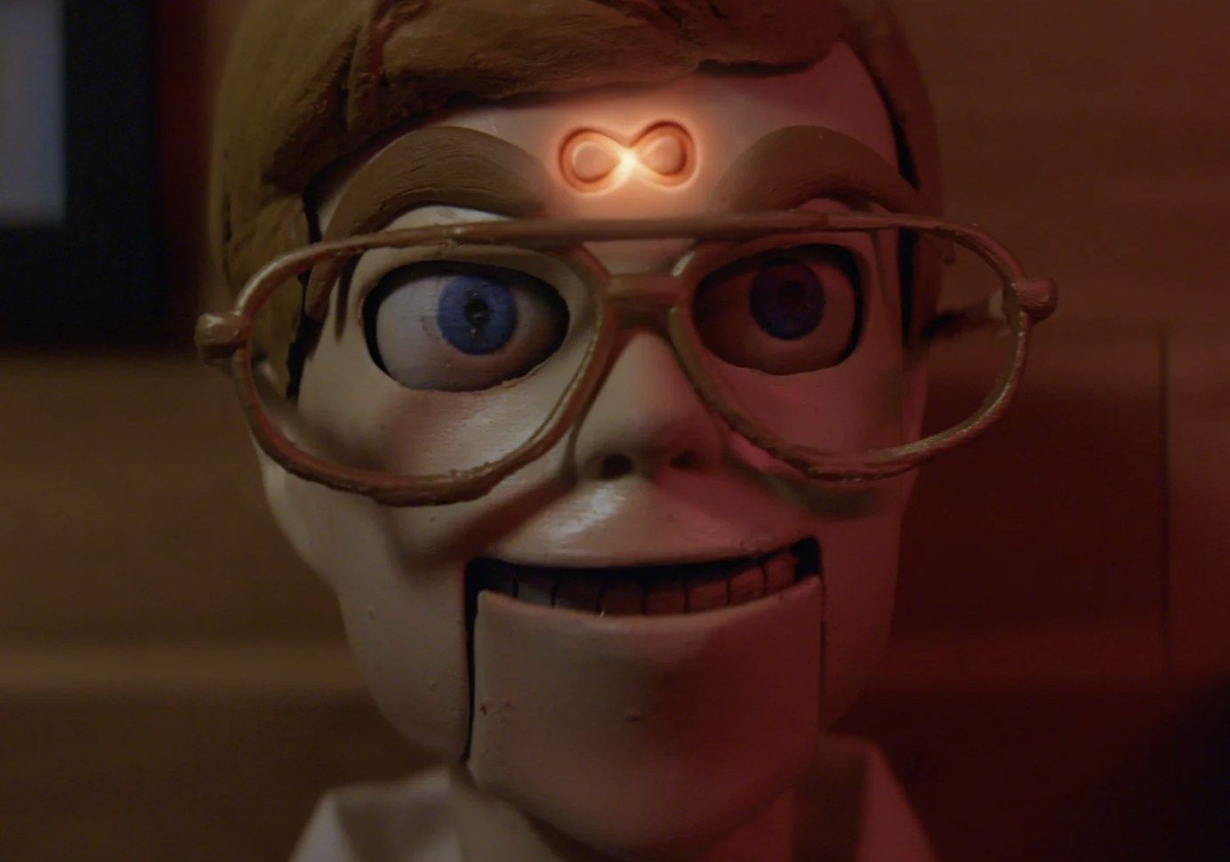 Jeffrey Dahmer posee a un muñeco en el tráiler de 'Jeffrey Dollmer'